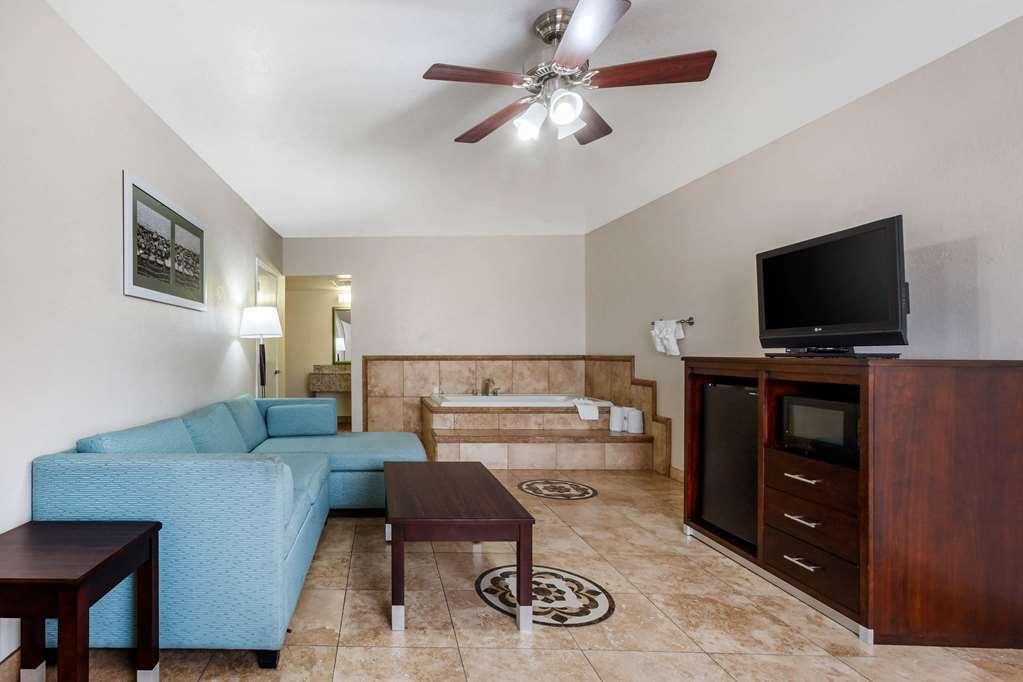 Quality Inn & Suites Near Downtown Меса Стая снимка