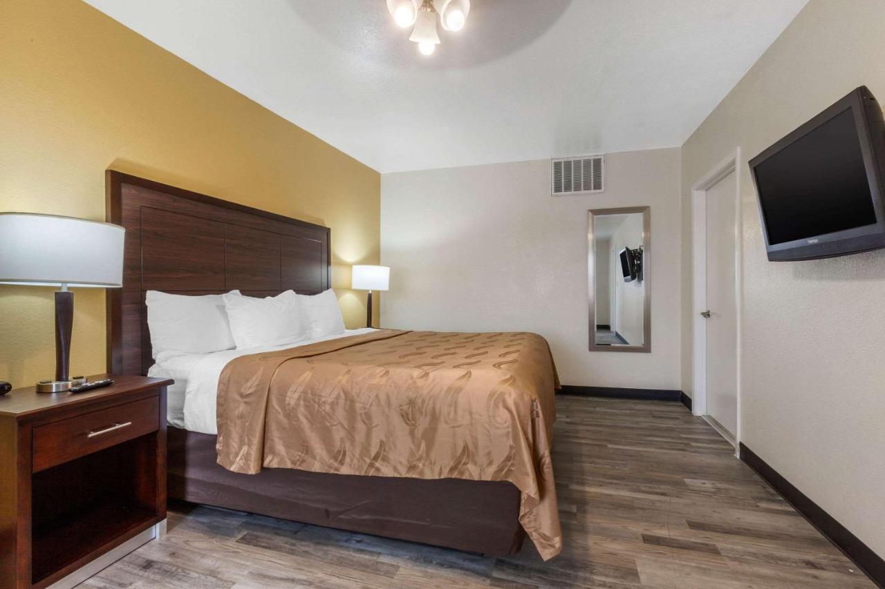 Quality Inn & Suites Near Downtown Меса Екстериор снимка