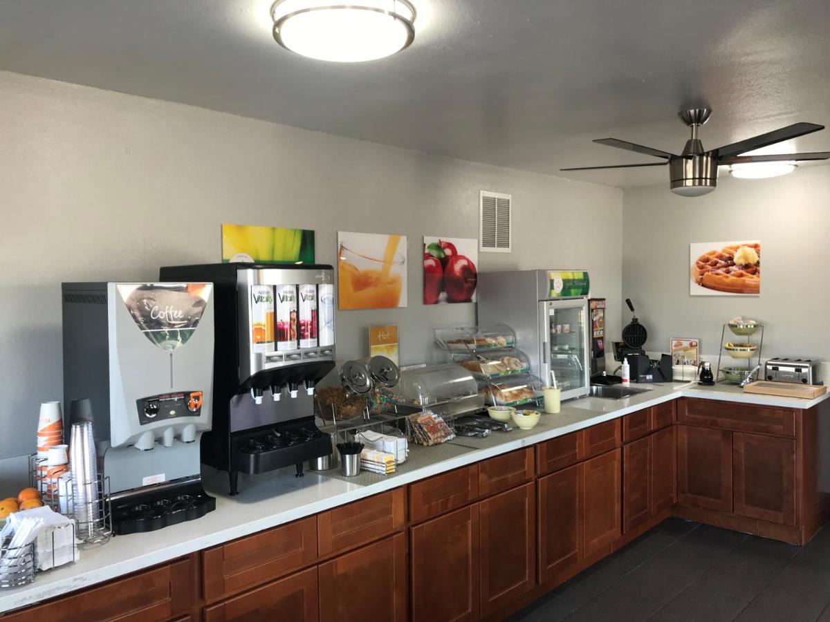 Quality Inn & Suites Near Downtown Меса Екстериор снимка