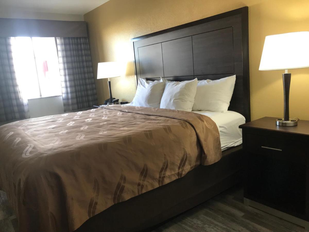 Quality Inn & Suites Near Downtown Меса Екстериор снимка