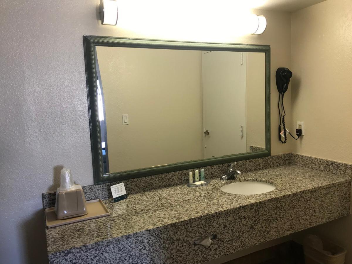 Quality Inn & Suites Near Downtown Меса Екстериор снимка