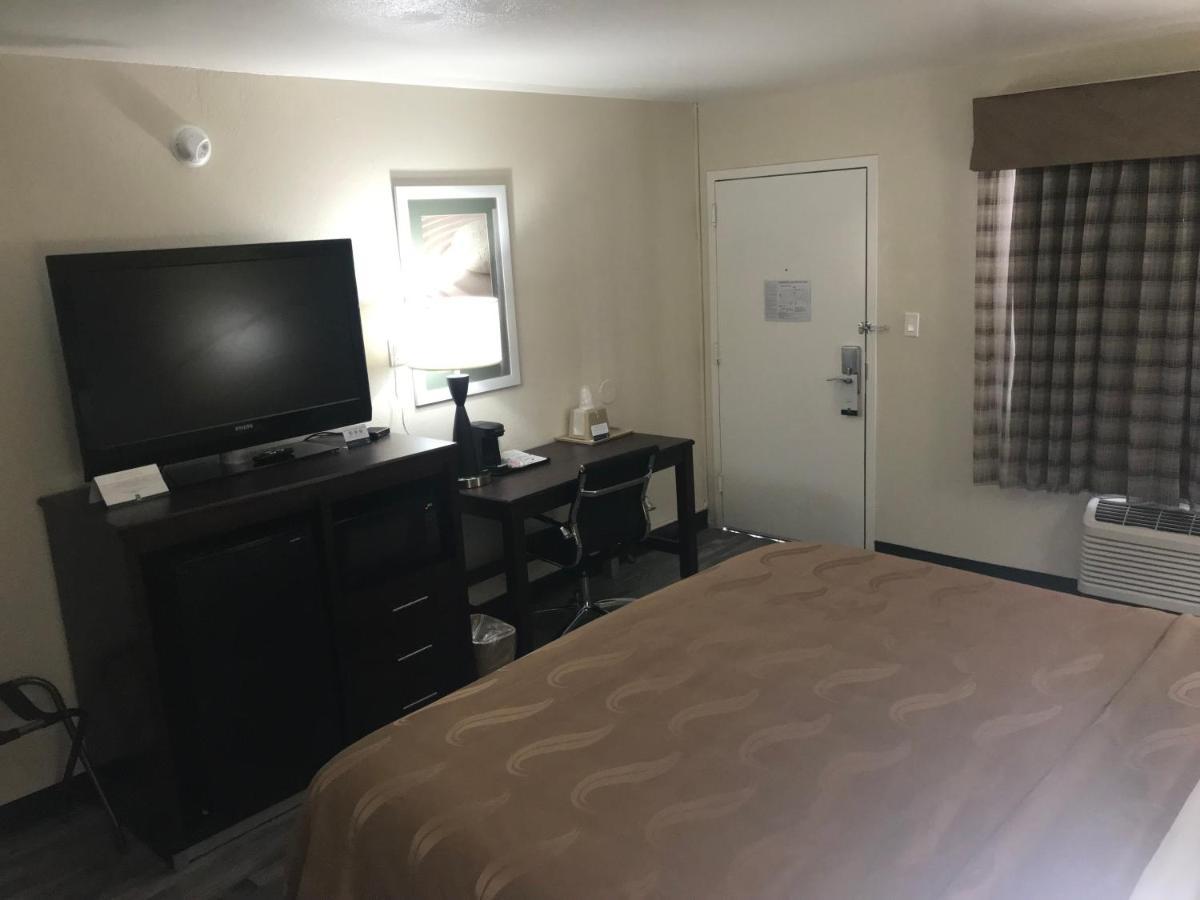 Quality Inn & Suites Near Downtown Меса Екстериор снимка