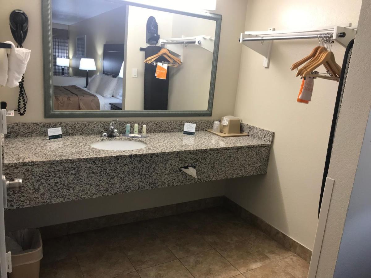 Quality Inn & Suites Near Downtown Меса Екстериор снимка