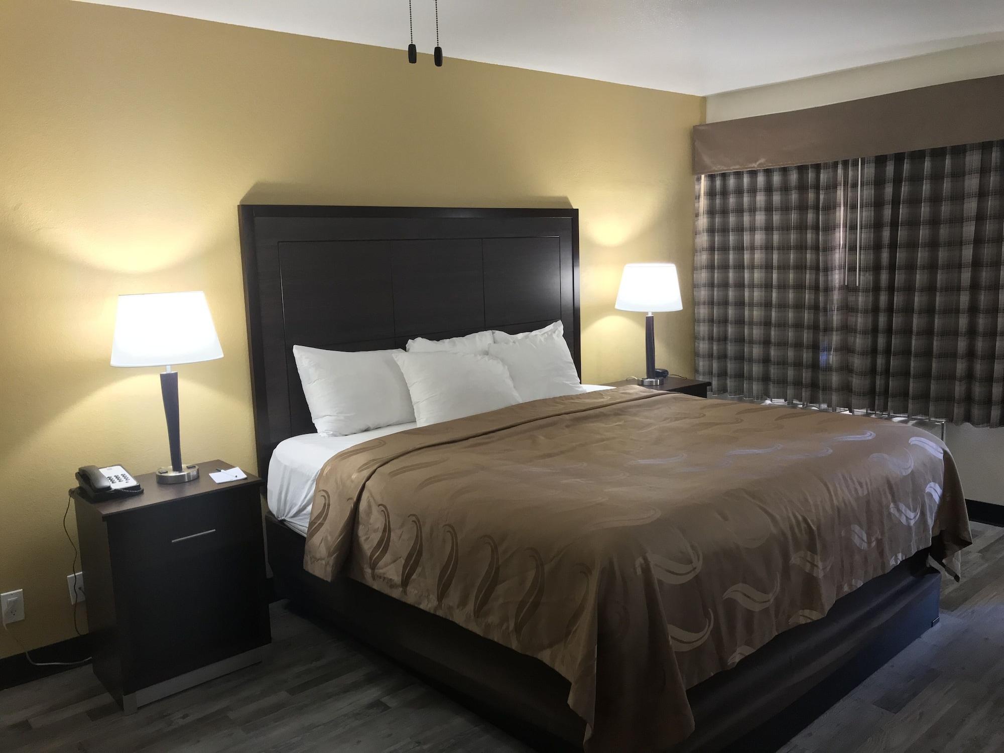 Quality Inn & Suites Near Downtown Меса Екстериор снимка