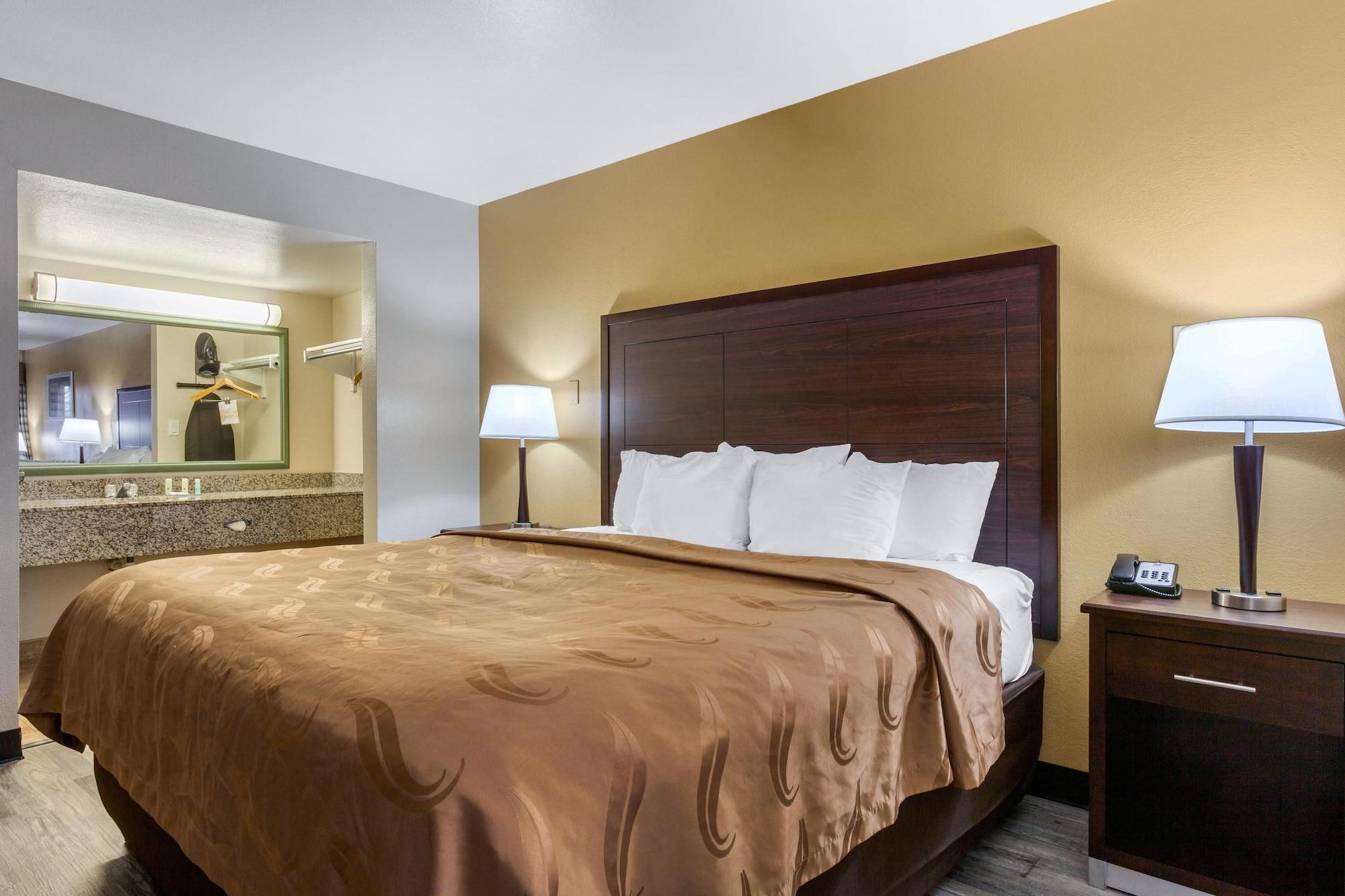 Quality Inn & Suites Near Downtown Меса Екстериор снимка