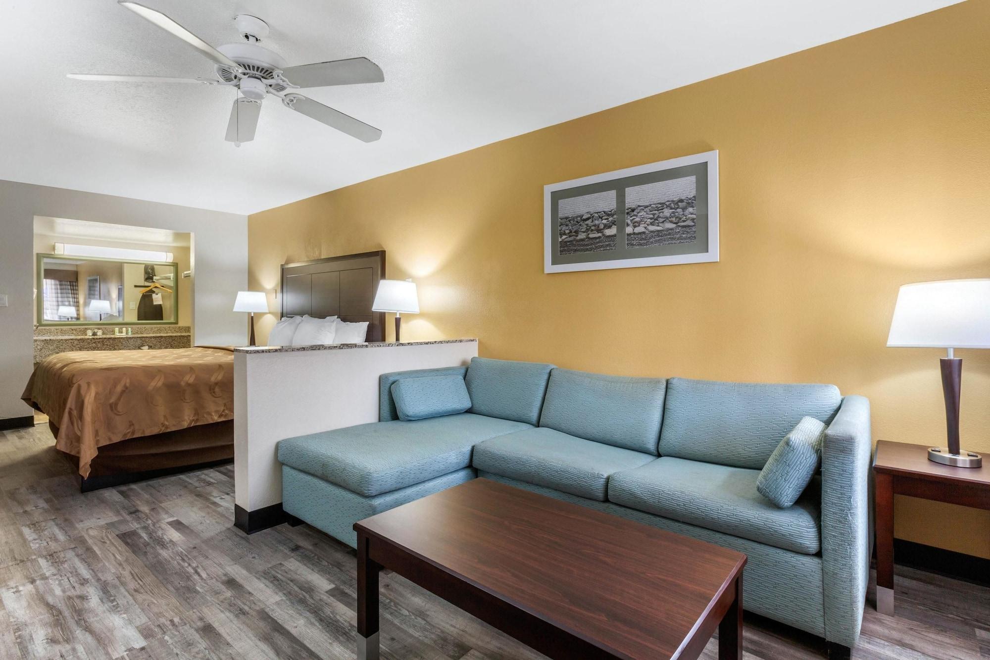 Quality Inn & Suites Near Downtown Меса Екстериор снимка