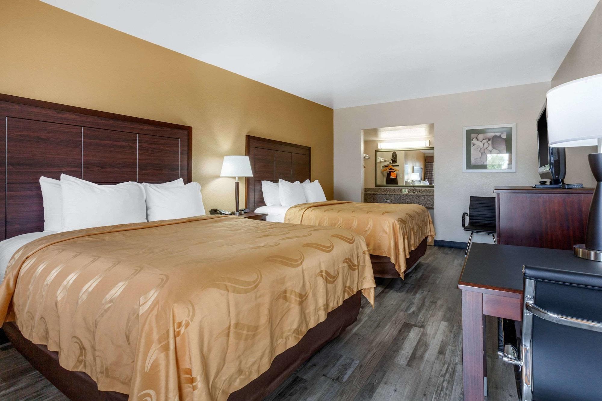 Quality Inn & Suites Near Downtown Меса Екстериор снимка