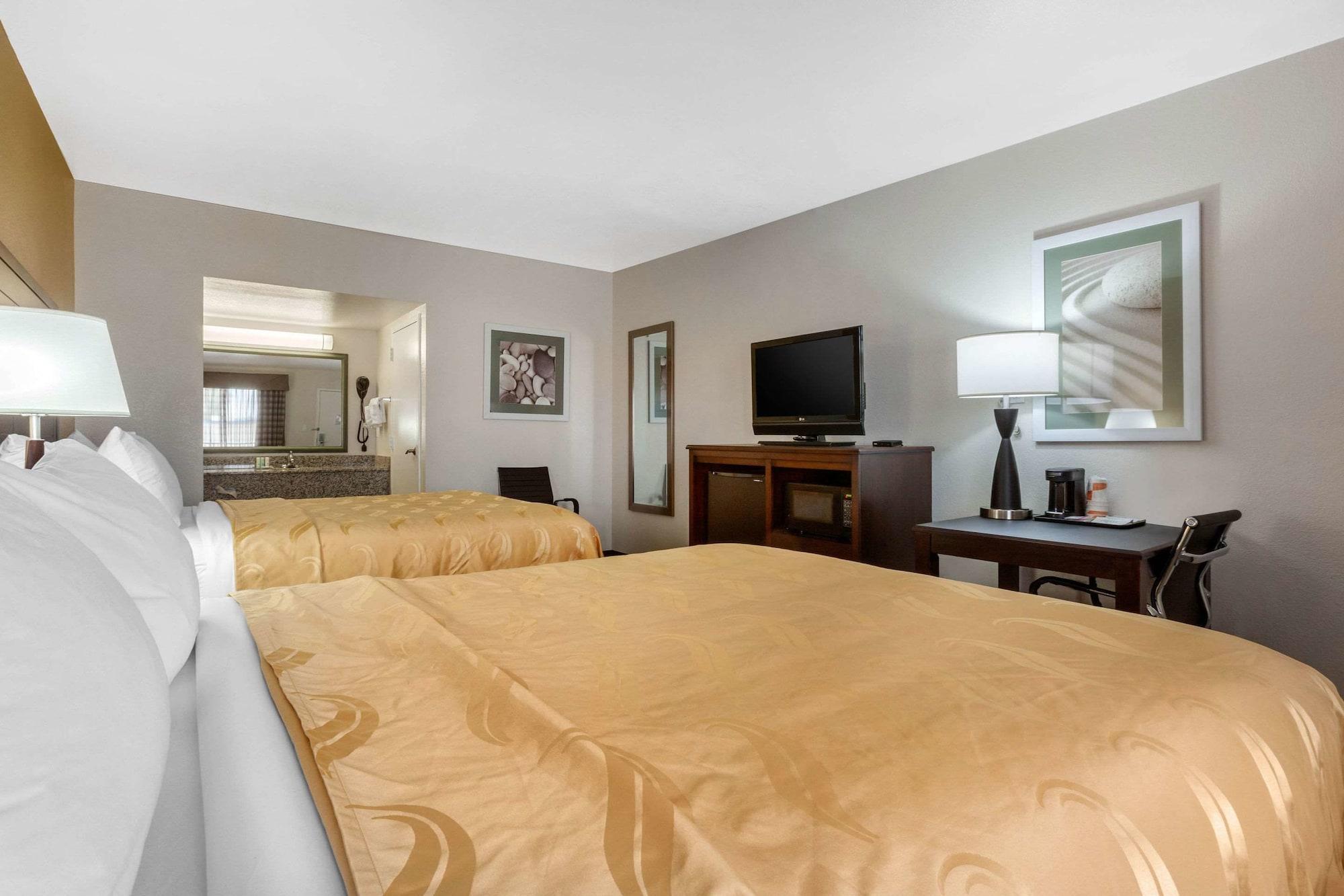 Quality Inn & Suites Near Downtown Меса Екстериор снимка
