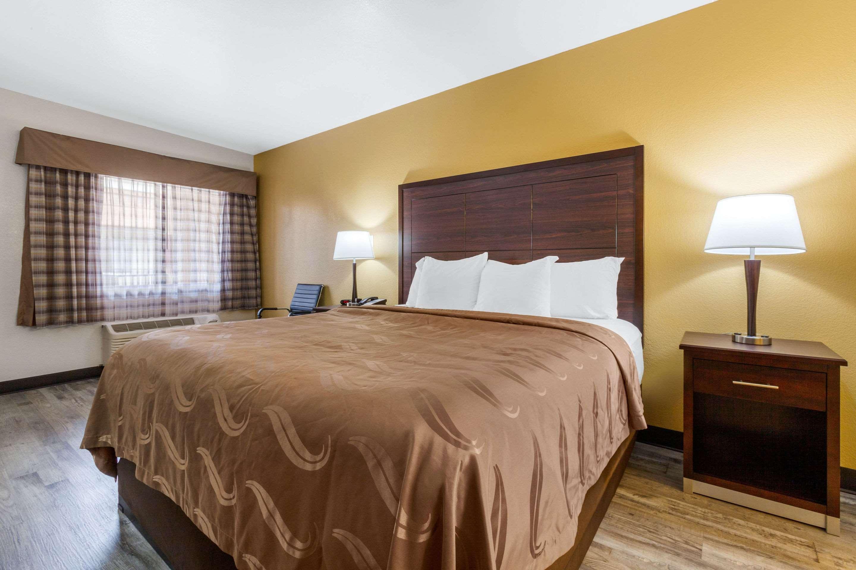 Quality Inn & Suites Near Downtown Меса Екстериор снимка