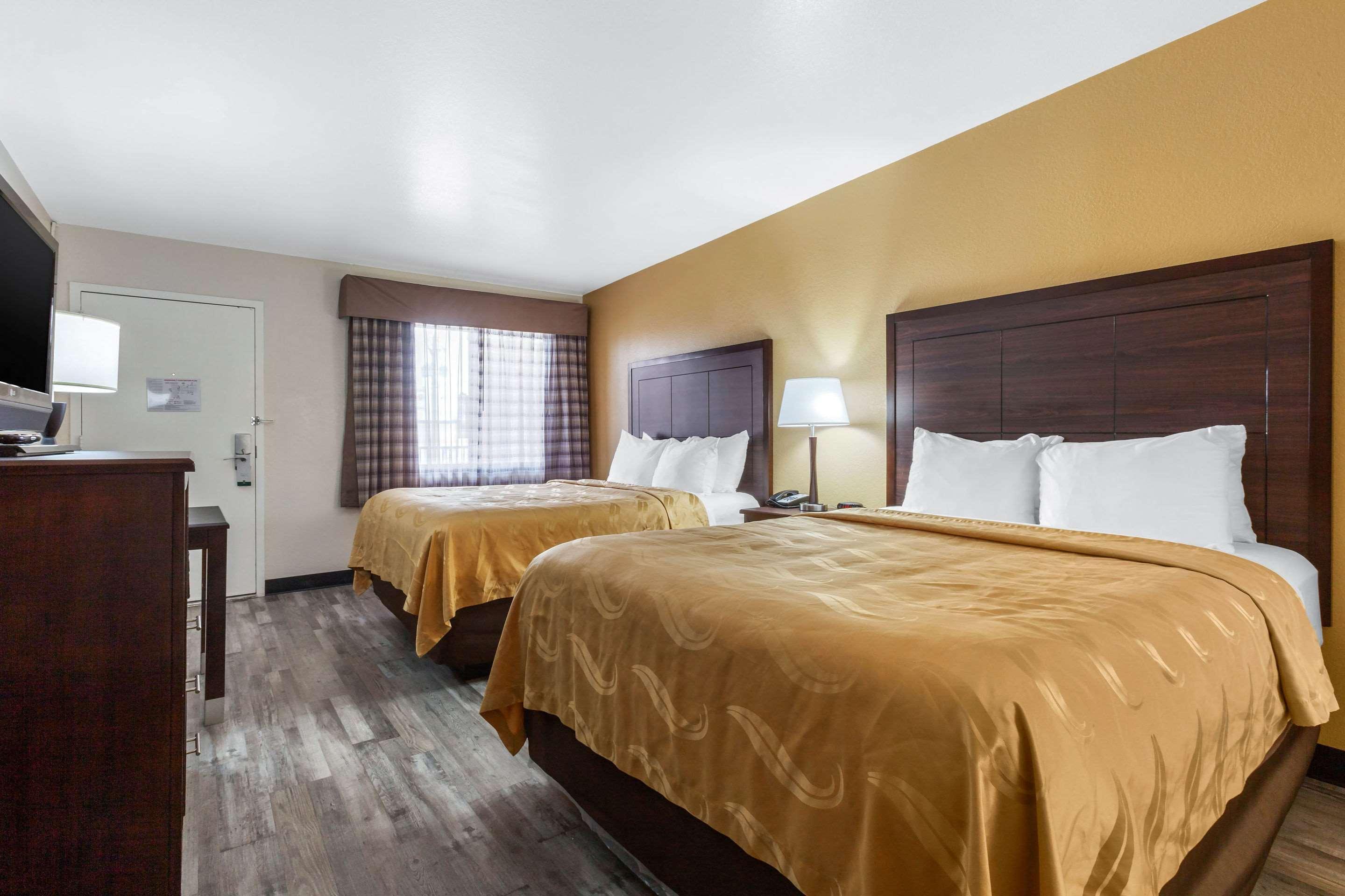 Quality Inn & Suites Near Downtown Меса Екстериор снимка