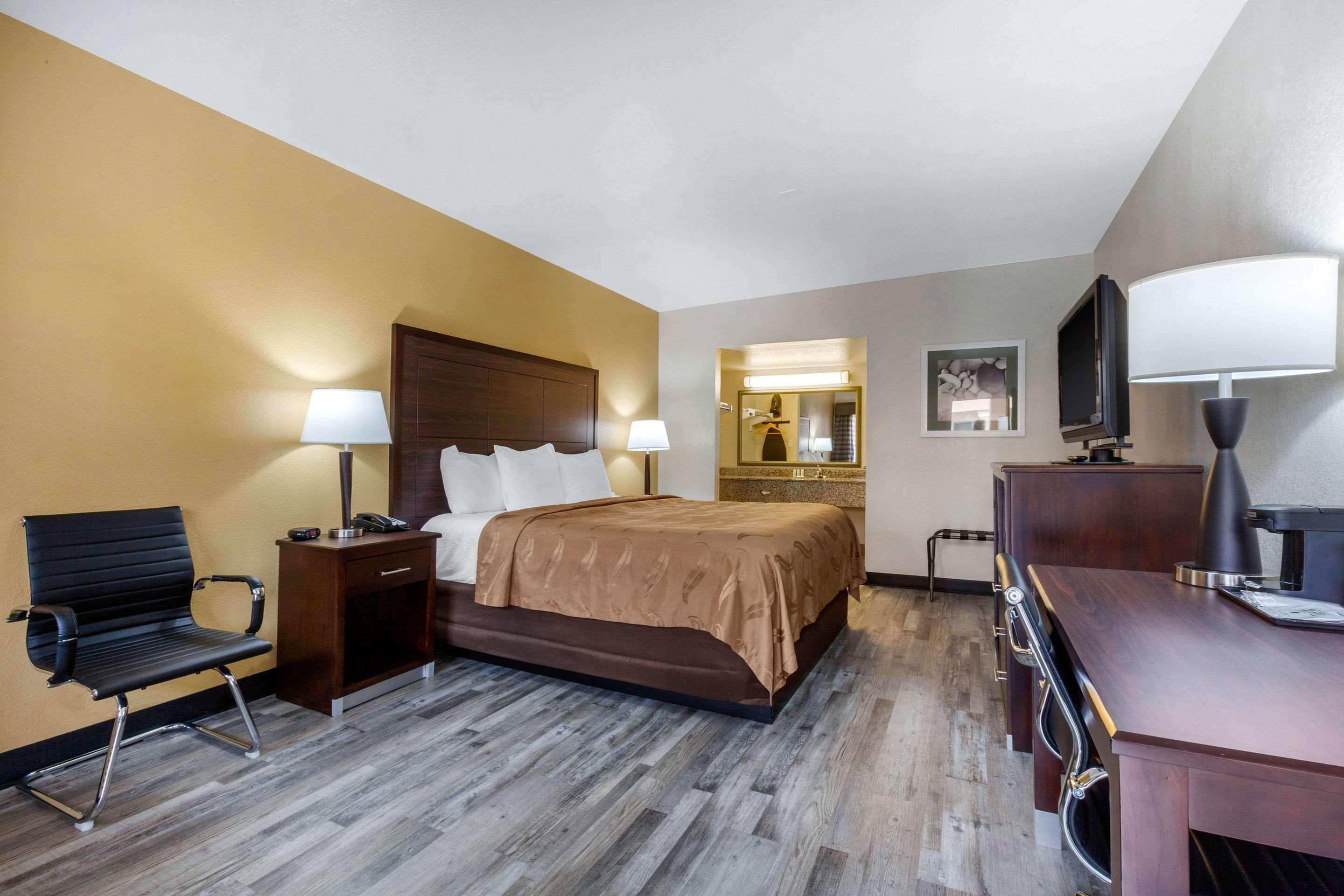 Quality Inn & Suites Near Downtown Меса Екстериор снимка
