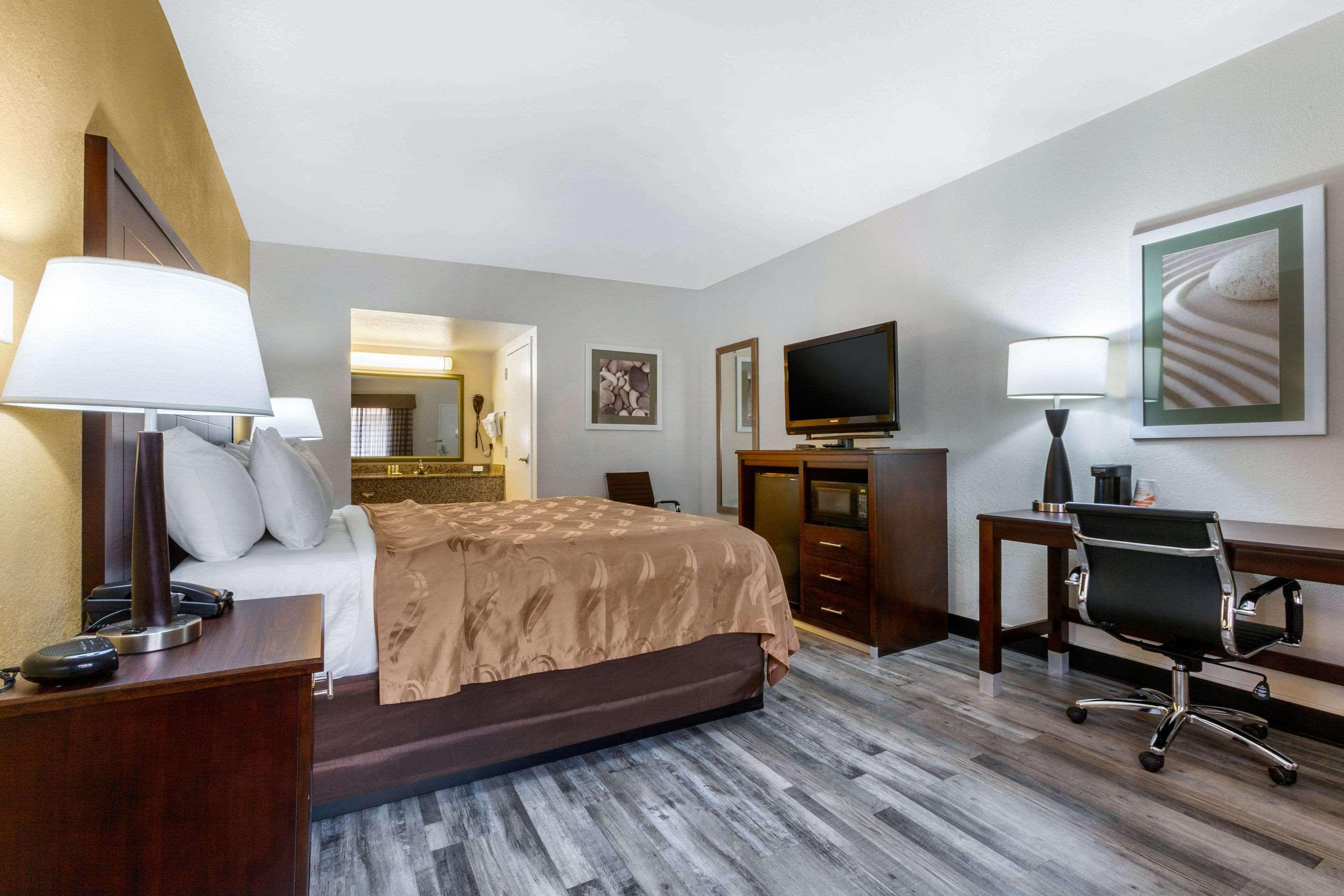 Quality Inn & Suites Near Downtown Меса Екстериор снимка