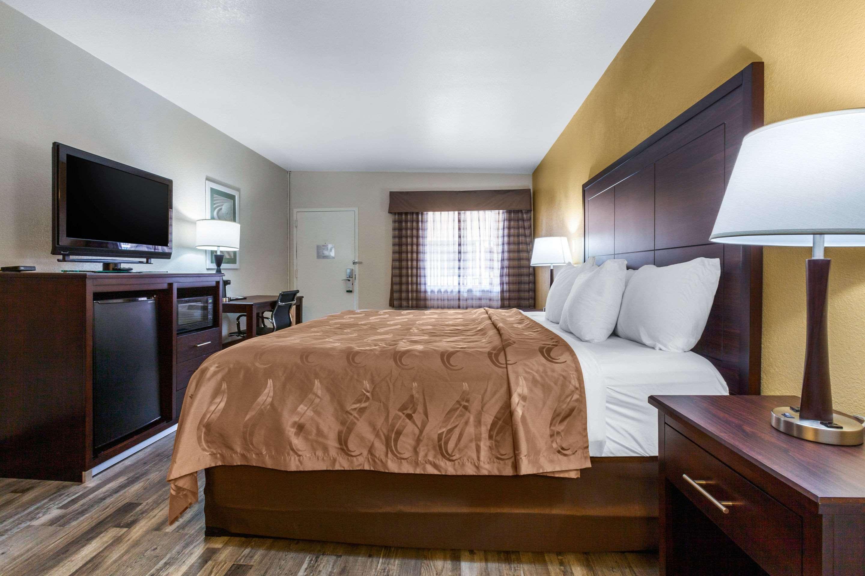 Quality Inn & Suites Near Downtown Меса Екстериор снимка