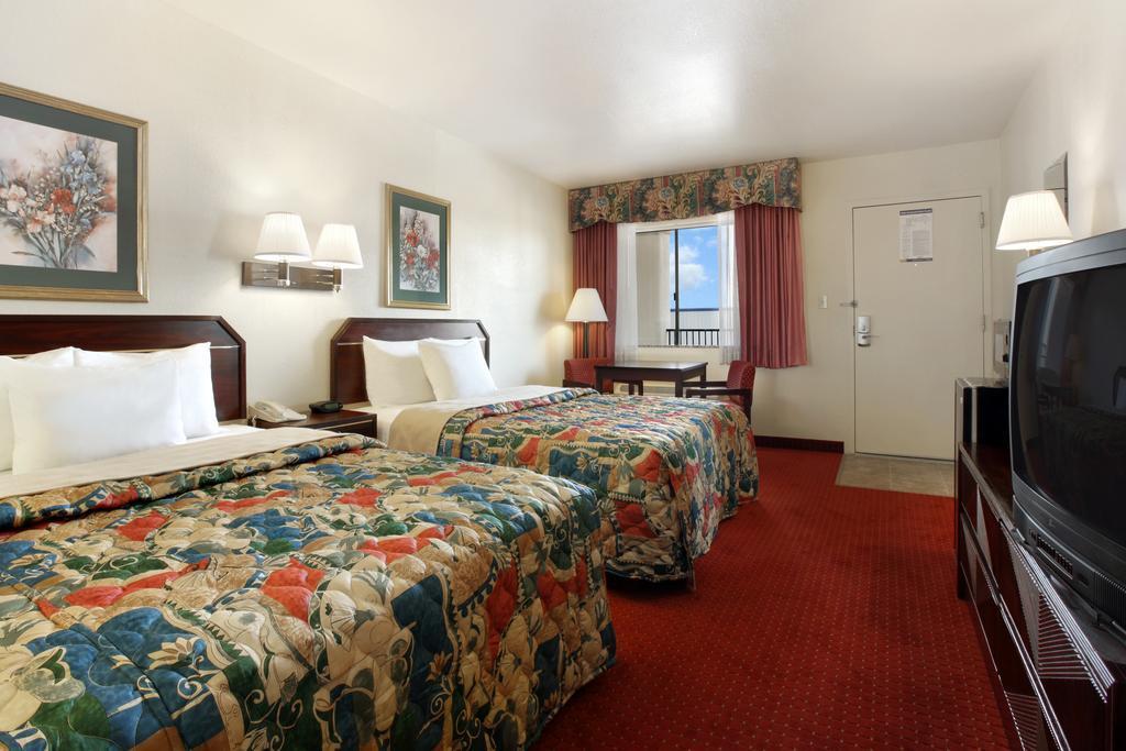 Quality Inn & Suites Near Downtown Меса Екстериор снимка