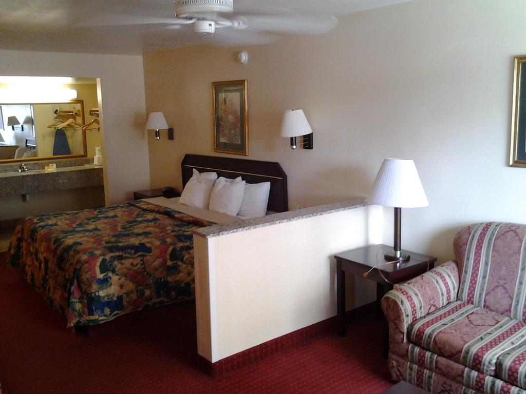 Quality Inn & Suites Near Downtown Меса Екстериор снимка
