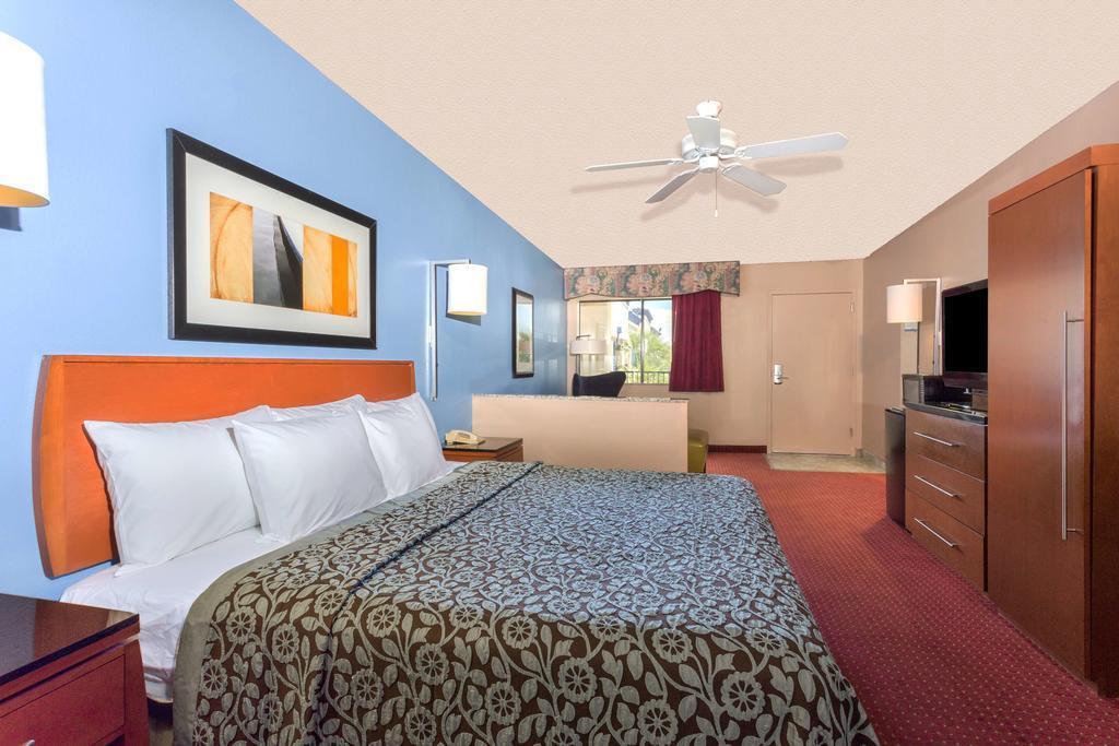 Quality Inn & Suites Near Downtown Меса Екстериор снимка