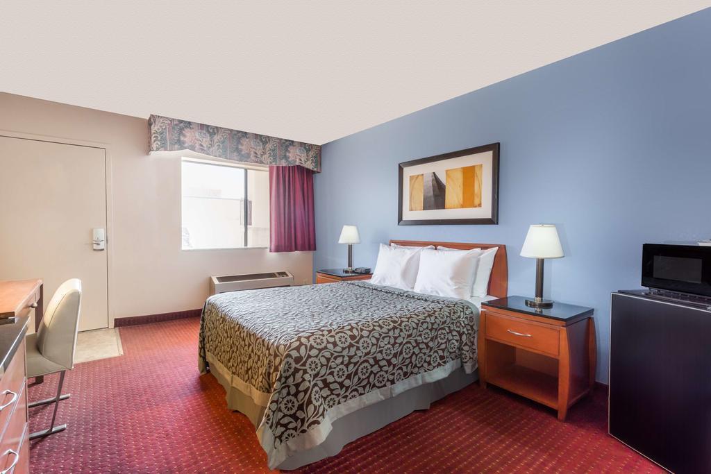 Quality Inn & Suites Near Downtown Меса Екстериор снимка