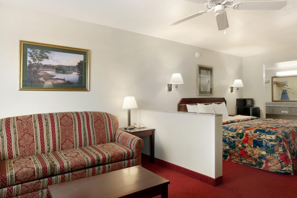 Quality Inn & Suites Near Downtown Меса Екстериор снимка