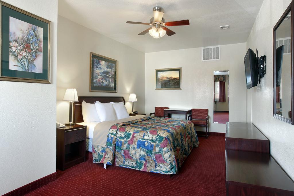 Quality Inn & Suites Near Downtown Меса Екстериор снимка