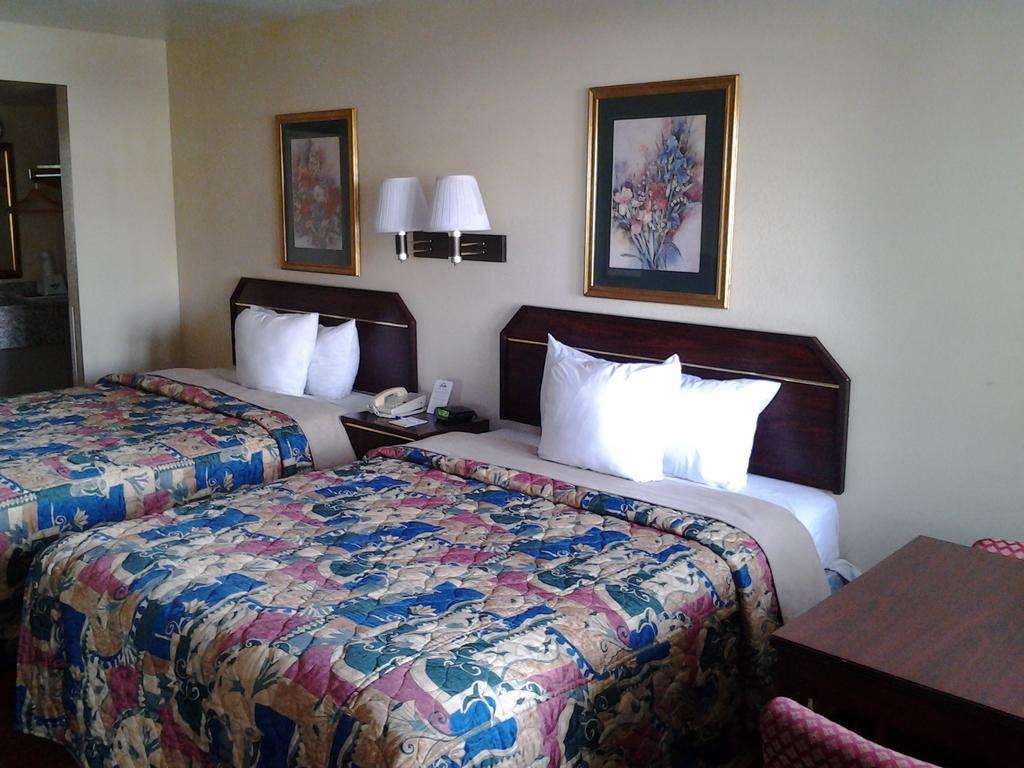 Quality Inn & Suites Near Downtown Меса Екстериор снимка