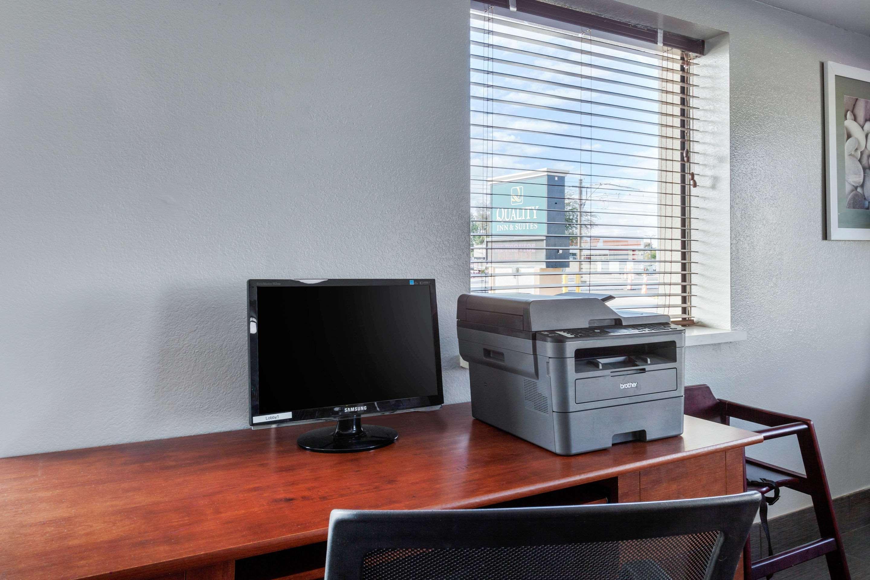 Quality Inn & Suites Near Downtown Меса Екстериор снимка