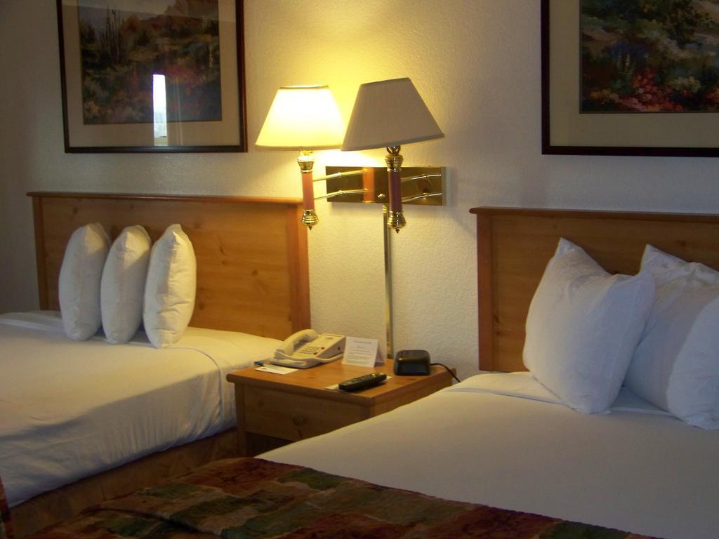 Quality Inn & Suites Near Downtown Меса Екстериор снимка