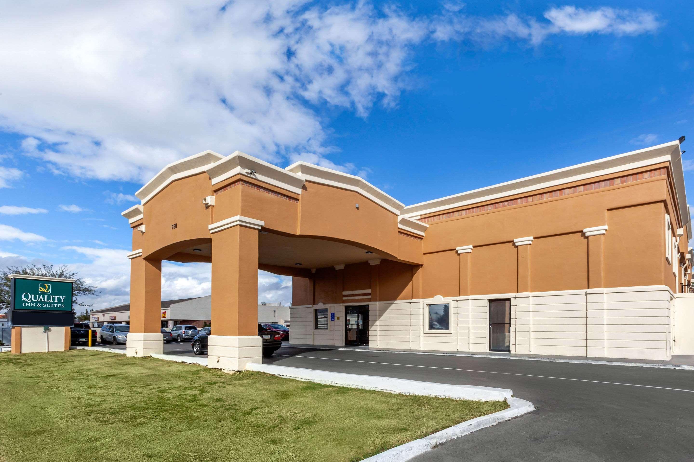 Quality Inn & Suites Near Downtown Меса Екстериор снимка
