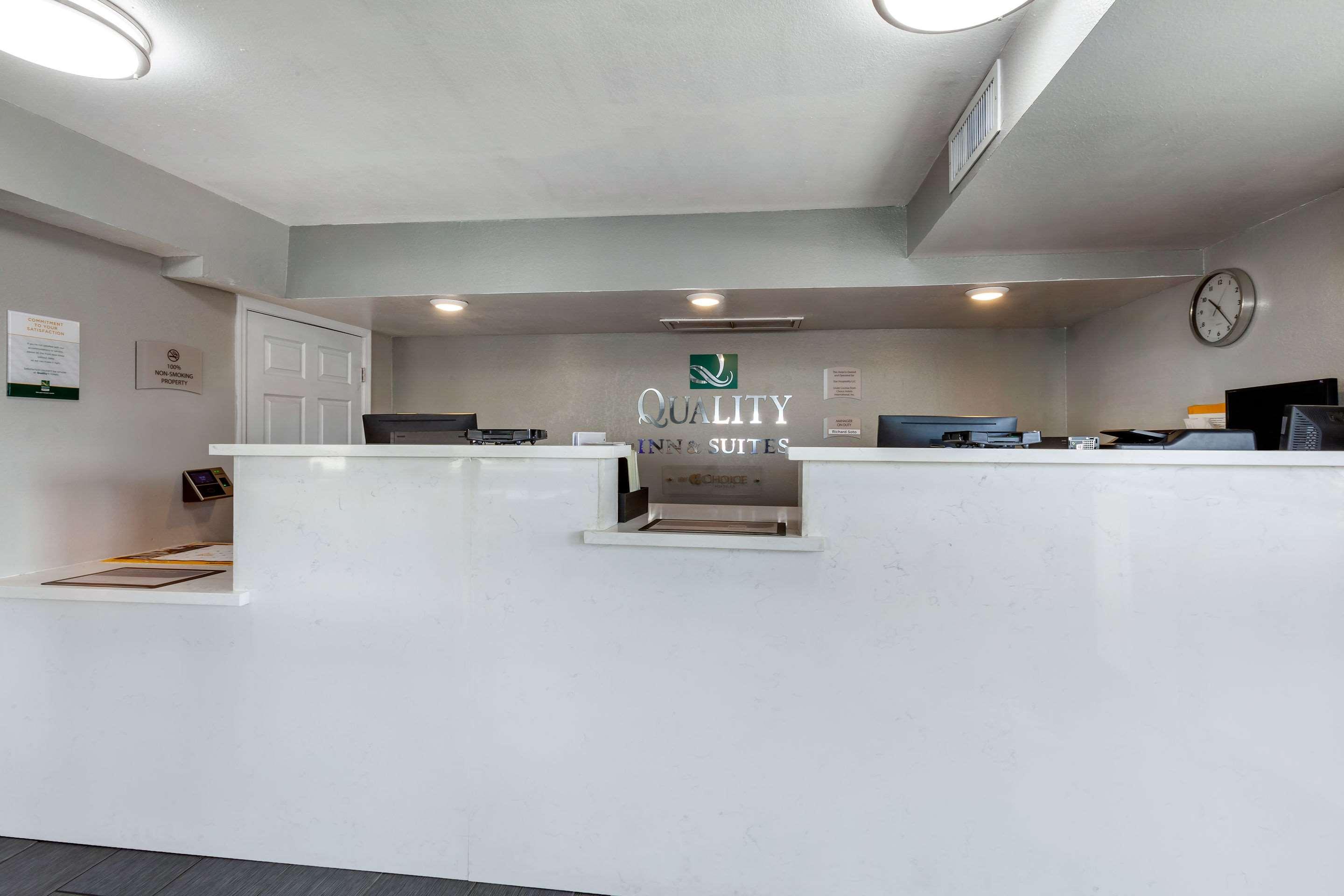 Quality Inn & Suites Near Downtown Меса Екстериор снимка