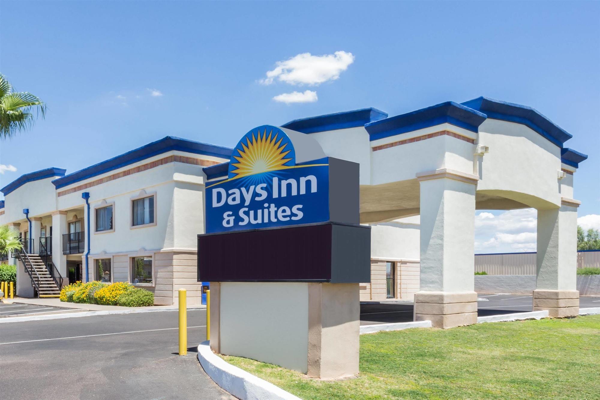 Quality Inn & Suites Near Downtown Меса Екстериор снимка